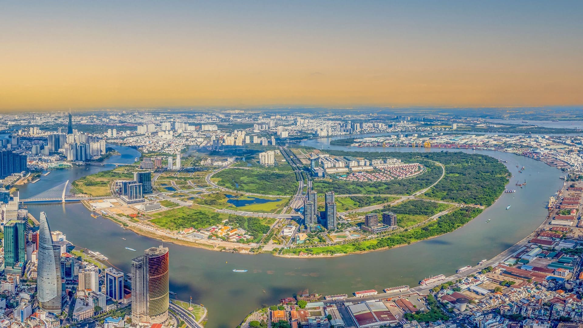Bán đảo Thủ Thiêm quy hoạch hiện đại với các phân khu chức năng đa dạng, trong đó Empire City nổi bật nhờ chuỗi phân khu căn hộ cao cấp, thương mại sầm uất và không gian sống sinh thái ven sông đắt giá. Tiện ích ven sông Empire City quyện hòa cùng cảnh quan xanh sinh thái, mang lại không gian thư giãn trong lành, dịu mát.